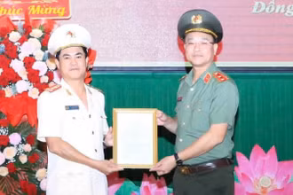Thứ trưởng Công an Phạm Thế Tùng trao quyết định cho tân Giám đốc Công an tỉnh Đồng Nai Nguyễn Đức Hải.