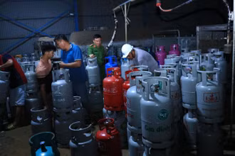 Lực lượng chức năng kiểm đếm số bình gas.