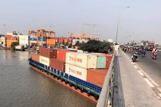 Tàu bị đứt neo trôi dạt mắc kẹt dưới gầm cầu Đồng Nai.