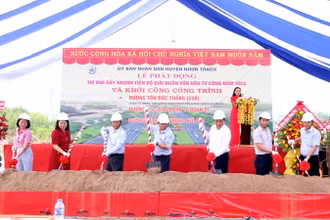 Quyền Chủ tịch Ủy ban nhân dân tỉnh Đồng Nai Võ Tấn Đức (thứ 5 từ trái qua) và lãnh đạo huyện Nhơn Trạch thực hiện nghi thức khởi công.