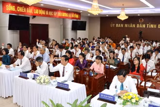 Các đại biểu Hội đồng nhân dân tỉnh Đồng Nai biểu quyết thông qua Nghị quyết tại kỳ họp.