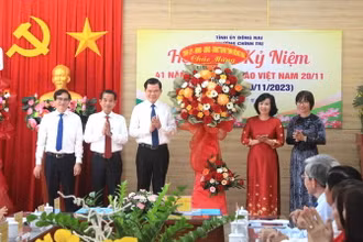 Bí thư Tỉnh ủy Đồng Nai Nguyễn Hồng Lĩnh trao tặng lẵng hoa chúc mừng Trường Chính trị tỉnh nhân kỷ niệm 41 năm Ngày Nhà giáo Việt Nam.