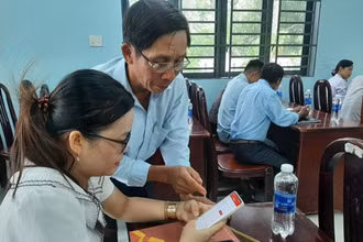 Hướng dẫn sử dụng Sổ tay đảng viên điện tử ở Đảng bộ thành phố Long Khánh. 