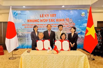 Phó Chủ tịch Ủy ban nhân dân tỉnh Đồng Nai Nguyễn Thị Hoàng và đại diện lãnh đạo Cục Kinh tế, Thương mại và Công nghiệp Vùng Kansai ký kết bản thỏa thuận hợp tác lần thứ 5.