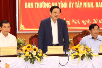 Đồng chí Phan Đình Trạc, Ủy viên Bộ Chính trị, Bí thư Trung ương Đảng, Trưởng Ban Nội chính Trung ương, Trưởng Đoàn kiểm tra phát biểu tại hội nghị.