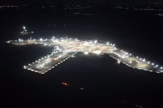 Ban đêm trên công trường gói thầu thi công nhà ga hành khách sân bay Long Thành. Thiết kế hình hoa sen lộ diện dưới ánh sáng đèn thi công.