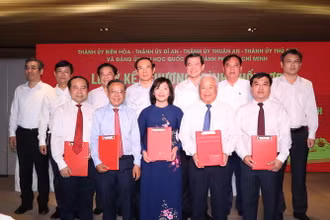 Đồng chí Nguyễn Văn Nên cùng các đại biểu tại Lễ ký kết. 