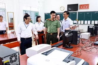 Phó Chủ tịch Ủy ban nhân dân tỉnh Đồng Nai Nguyễn Sơn Hùng kiểm tra công tác chuẩn bị kỳ thi tại một điểm thi ở thành phố Biên Hòa.