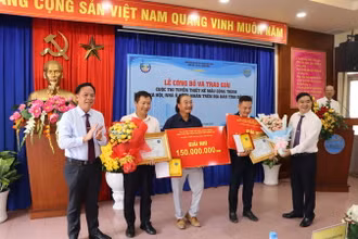 Quyền Chủ tịch Ủy ban nhân dân tỉnh Đồng Nai Võ Tấn Đức và Giám đốc Sở Xây dựng Hồ Văn Hà trao giải cho mẫu thiết kế nhà ở xã hội.