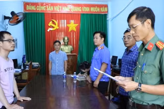 Lực lượng Cơ quan An ninh điều tra Công an tỉnh Đồng Nai phối hợp Viện Kiểm sát nhân dân cùng cấp thi hành lệnh bắt Quách Gia Khang. (Ảnh: Văn Nhuệ)