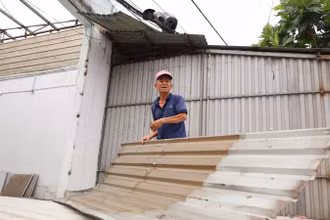 Ông Đoàn Văn Ngọc, khu phố Vườn Dừa, phường Phước Tân, thành phố Biên Hòa, dọn dẹp nhà cửa để bàn giao mặt bằng phục vụ dự án cao tốc Biên Hòa-Vũng Tàu.