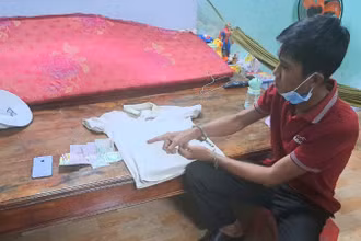 Đối tượng Châu Thanh Phong cùng tang vật.