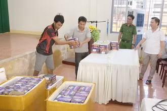 Thu giữ tang vật là các hộp pháo nổ.