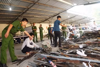 Công an tỉnh Đồng Nai trong một lần tiêu hủy vũ khí, công cụ hỗ trợ.