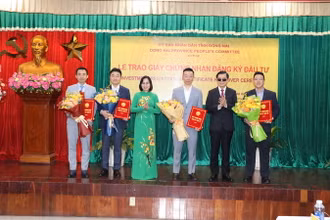 Bí thư Tỉnh ủy Đồng Nai Nguyễn Hồng Lĩnh và Phó Chủ tịch Ủy ban nhân dân tỉnh Nguyễn Thị Hoàng trao giấy chứng nhận đăng ký đầu tư cho 4 dự án FDI mới. 