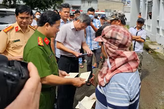 Lãnh đạo Ban An toàn giao thông tỉnh Đồng Nai và Công an tỉnh Đồng Nai hỗ trợ gia đình các nạn nhân vụ tai nạn.