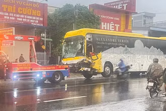 Xe ô-tô khách giường nằm tại hiện trường vụ tai nạn.