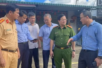 Phó Chủ tịch chuyên trách Ủy ban An toàn giao thông quốc gia Khuất Việt Hùng cùng lực lượng chức năng tỉnh Đồng Nai tại hiện trường vụ tai nạn.
