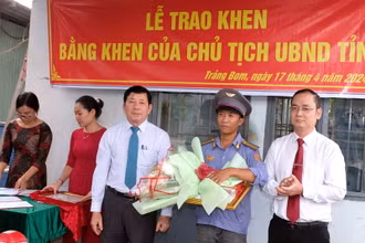 Lãnh đạo Sở Nội vụ và Ban Thi đua-Khen thưởng tỉnh Đồng Nai trao Bằng khen cho anh Trịnh Dũng.