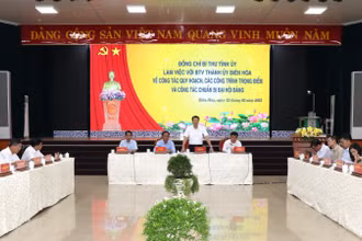 Quang cảnh buổi làm việc.
