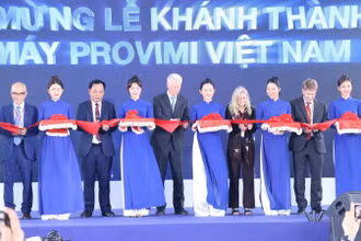 Các đại biểu cắt băng khánh thành nhà máy.