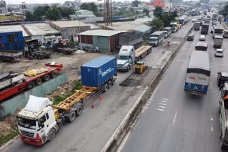 Khoảng 500m trên Quốc lộ 51 đoạn trước khu du lịch Sơn Tiên được tạm đóng để sửa chữa.