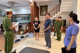 Cơ quan điều tra tống đạt quyết định khởi tố bị can, bắt tạm giam Lê Văn Hòa.