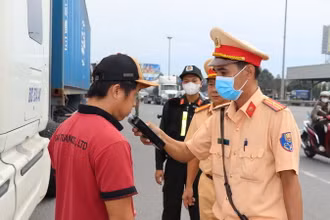 Tổ công tác đo nồng độ cồn lái xe trên Quốc lộ 1A.