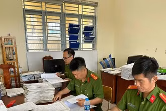 Lực lượng công an khám xét tại Trung tâm phát triển quỹ đất huyện Long Thành tháng 12/2023.