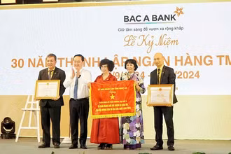 Trao tặng cờ thi đua và bằng khen của Thống đốc Ngân hàng Nhà nước Việt Nam và Ủy ban nhân dân tỉnh Nghệ An cho tập thể và cá nhân xuất sắc Bac A Bank.