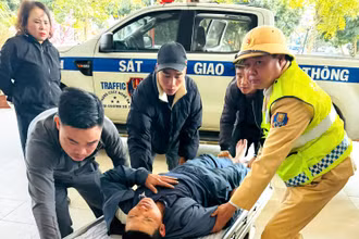 Cảnh sát giao thông Nghệ An đưa người đột quỵ trên đường đến bệnh viện Hữu nghị Đa khoa Nghệ An cấp cứu kịp thời.