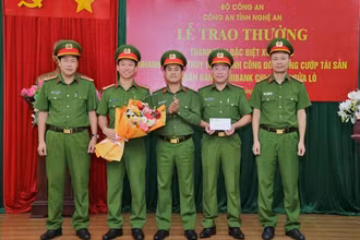 Khen thưởng các đơn vị công an truy bắt đối tượng cướp ngân hàng. 