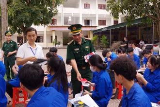 Ban tổ chức phát tờ rơi tuyên truyền cho học sinh Con Cuông.