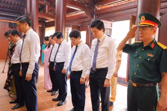 Đoàn lãnh đạo tỉnh Nghệ An dâng hoa, dâng hương tưởng niệm đồng chí Tổng Bí thư Lê Hồng Phong. (Ảnh: Kiều Hoa)