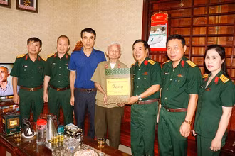 Đoàn công tác thăm, tặng quà cựu chiến binh trực tiếp tham gia Chiến dịch Điện Biên Phủ Nguyễn Cảnh Thìn ở khối 22, phường Hưng Bình, thành phố Vinh (Nghệ An). (Ảnh: TRỌNG KIÊN)