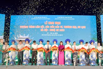 Cắt băng khai mạc chương trình.