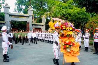 Đại tướng Tô Lâm cùng Đoàn đại biểu Đảng ủy Công an Trung ương, Bộ Công An và lãnh đạo tỉnh Nghệ An về dâng hoa, dâng hương tại Khu Di tích Kim Liên.