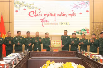 Bộ Tư lệnh Quân khu 4 chúc Tết Bộ Chỉ huy Quân sự tỉnh Nghệ An.