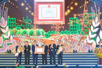 Huyện Yên Thành đón nhận Huân Chương Lao động Hạng 3 và Bằng công nhận huyện Đạt chuẩn nông thôn mới của Thủ tướng Chính phủ.