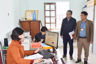 Kiểm tra đột xuất việc chấp hành thời gian làm việc của cán bộ, công chức xã Diễn Xuân, huyện Diễn Châu. (Ảnh: Lê Thanh)