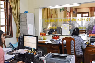 Phục vụ nhân dân chu đáo tại Trung tâm một cửa huyện Anh Sơn.