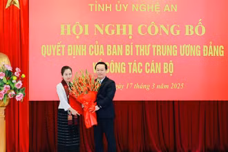 Bí thư Tỉnh ủy Nghệ An Nguyễn Đức Trung trao Quyết định của Ban Bí thư Trung ương Đảng chuẩn y chức vụ Phó Bí thư Tỉnh ủy Nghệ An (nhiệm kỳ 2020-2025) cho đồng chí Võ Thị Minh Sinh. 