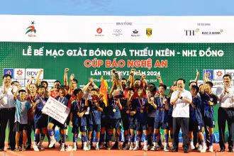 Trao cúp và Huy chương Vàng cho đội Thiếu niên Quỳnh Lưu.