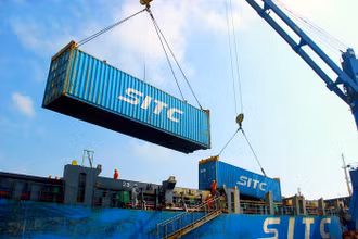 Tàu container vào nhận hàng tại cảng Cửa Lò.