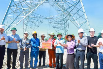 Đồng chí Bí thư Tỉnh ủy Nghệ An cùng đoàn công tác tặng quà động viên cán bộ, công nhân đang thi công.