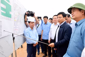 Bộ trưởng Giao thông vận tải Nguyễn Văn Thắng chỉ đạo tại hiện trường dự án.