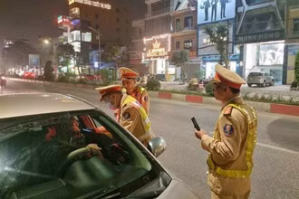 Kiểm tra nồng độ cồn. Ảnh Quang Đại
