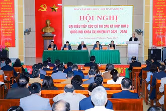 Đồng chí Đỗ Văn Chiến, Ủy viên Bộ Chính trị, Bí thư Trung ương Đảng, Chủ tịch Ủy ban Trung ương Mặt trận Tổ quốc Việt Nam cùng Đoàn đại biểu Quốc hội tỉnh Nghệ An tiếp xúc cử tri tại Con Cuông.