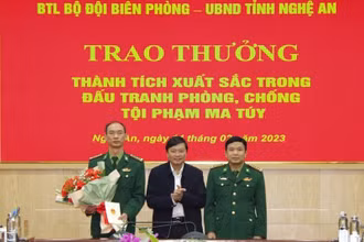 Trao thưởng cho lãnh đạo Bộ đội Biên phòng tỉnh Nghệ An và Ban chuyên án. (Ảnh: Đặng Cường)