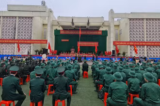 Thanh niên thành phố Vinh lên đường nhập ngũ.